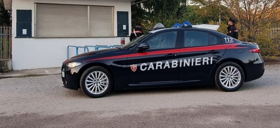 Per scappare dai carabinieri causano tre incidenti e un ferito: la fuga dell’Audi S6 termina contro il guardrail
